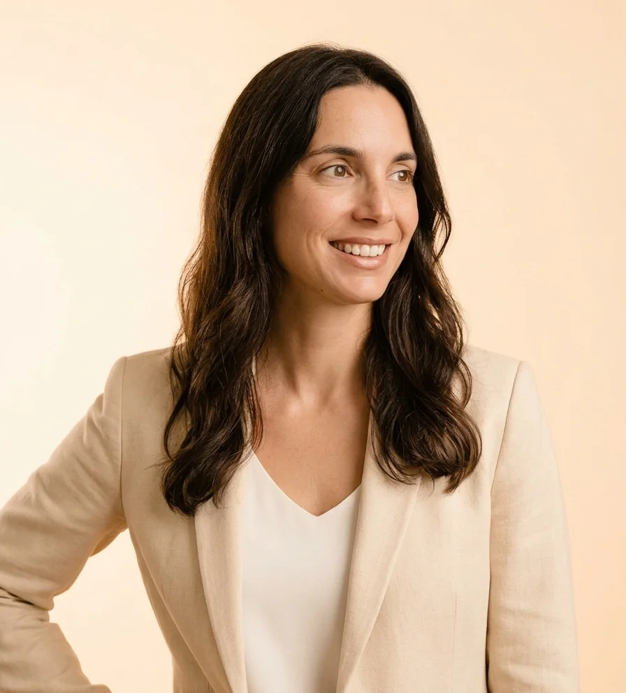 Katherine Tardif Gauthier, orchestratrice IA et fondatrice de SORALCO, portrait sur fond champagne