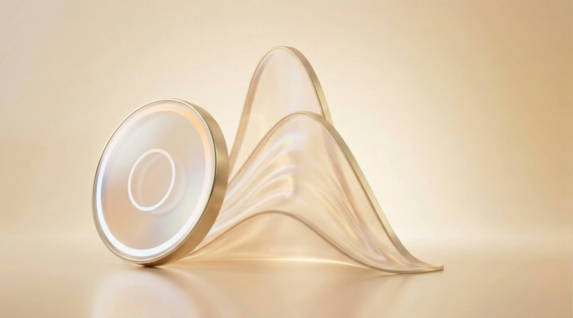Objet signature SORALCO : un disque de verre dépoli cerclé d'or posé devant des voiles de nacre champagne qui ondulent.